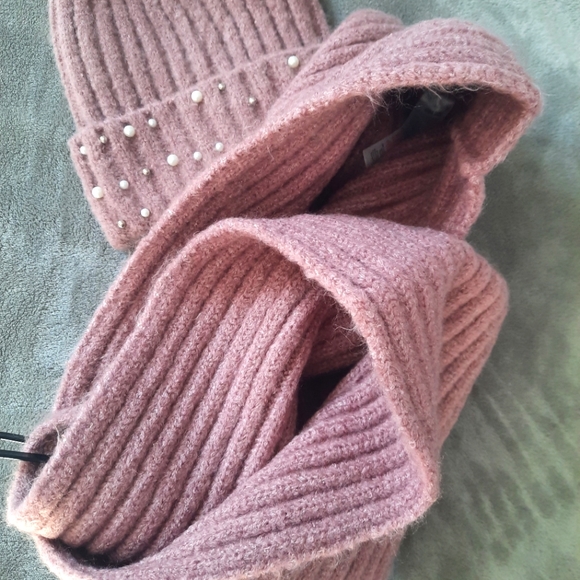 Pink set infinite scarf and beanie hat with faux pearls - Picture 2 of 5